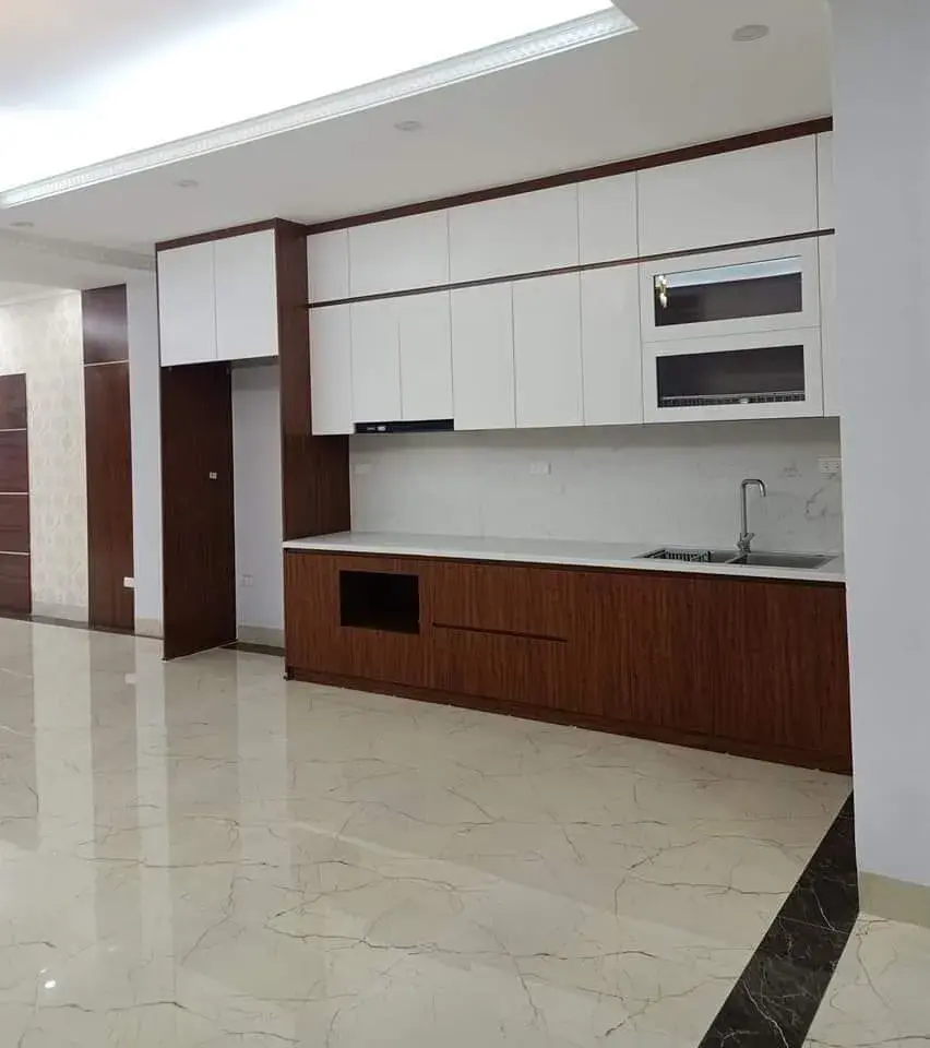 Cho thuê nhà mới hiện đại KĐT Cầu Giấy. DT 100m x 4 tầng, mt 7m. Giá 38tr/th.