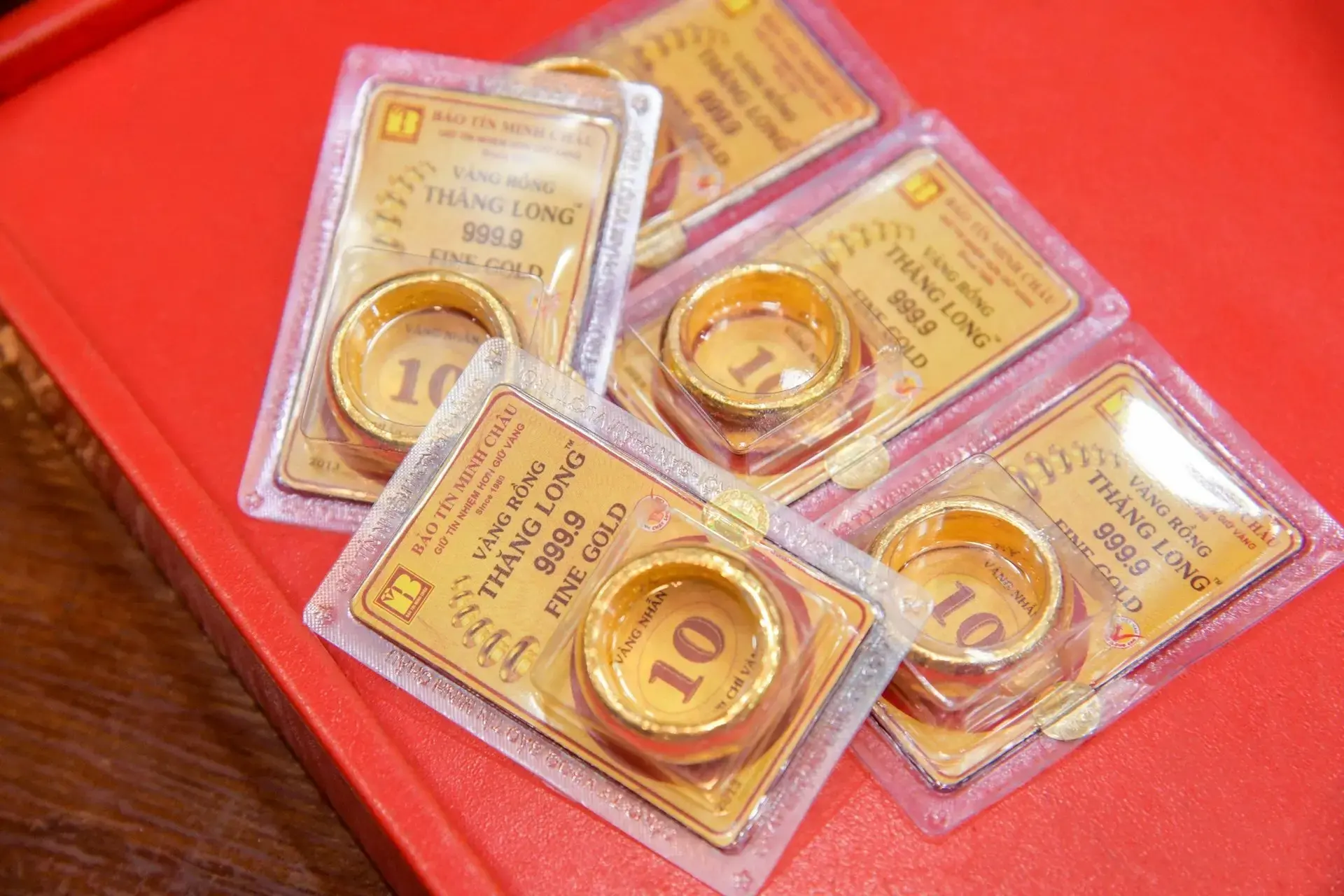 Mua vàng là kênh đầu tư dài hạn truyền thống được nhiều người ưa chuộng